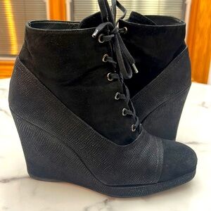 Stuart Weizmann Black Suede Stingray Lace-Up Wedge Ankle Booties Size 7M
